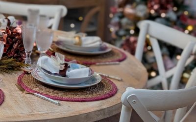 Cómo Organizar los Utensilios en tu Mesa Navideña: Guía Práctica de Mira y Decora